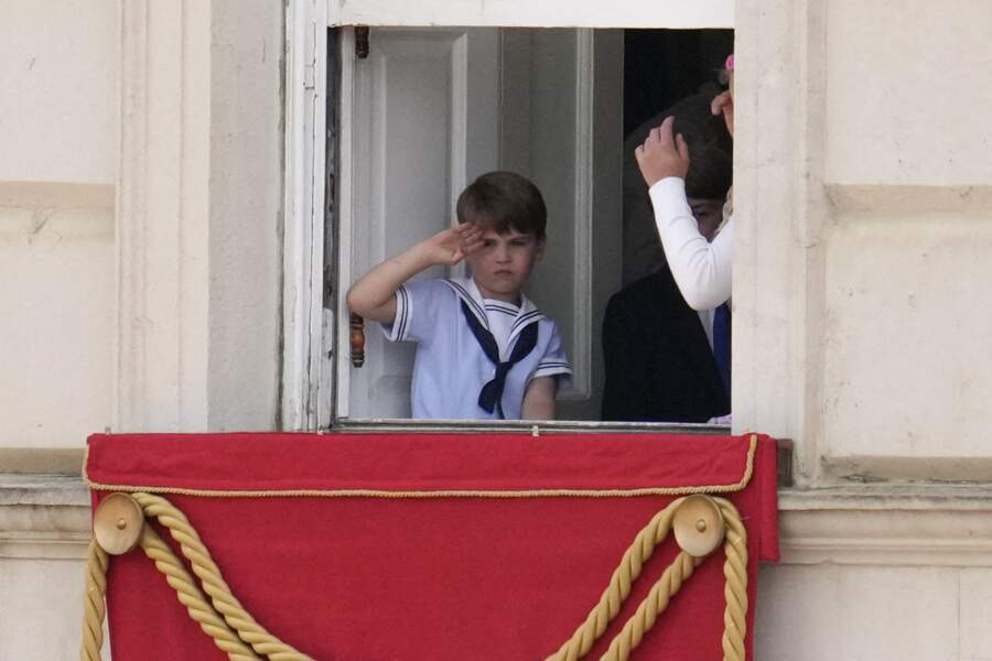 Le prince Louis à croquer dans un petit ensemble marin semble à celui porté par son père William en 1985 lors de la parade militaire "Trooping the Colour" pour le jubilé de platine de la reine Elizabeth II à Londres, le 2 juin 2022