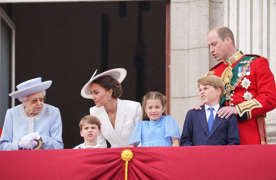 La reine Elizabeth II échange quelques mots avec son arrière-petit-fils Louis lors de la parade militaire "Trooping the Colour" pour le jubilé de platine de la reine Elizabeth II à Londres, le 2 juin 2022