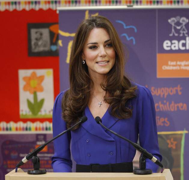 Kate Middleton porte une robe bleue de la marque Reiss emprumptée à sa mère à l'occasion de sa première allocution publique, le 19 mars 2012. 