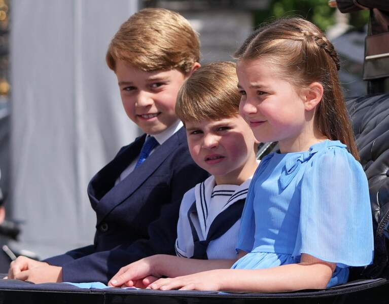 Le prince George, Louis et Charlotte arrivent à cheval à la parade militaire "Trooping the Colour" pour le jubilé de platine de la reine Elizabeth II à Londres, le 2 juin 2022