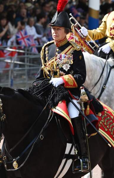 La princesse Anne défile à cheval lors de la parade militaire "Trooping the Colour" pour le jubilé de platine de la reine Elizabeth II à Londres, le 2 juin 2022