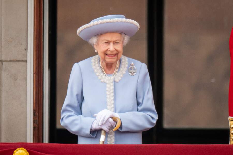 Bien qu'affaiblie et accompagner d'une canne, la reine Elizabeth II n'aurait pas manqué la première journée des festivités de son jubilé marquée par la la parade militaire "Trooping the Colour", à Londres, le 2 juin 2022