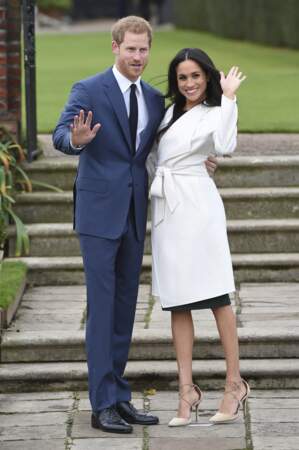 Pour l'annonce de ses fiançailles avec le Prince Harry, Meghan Markle s'affiche avec ses fameux escarpins Aquazzura, une marque devenue sa signature, le 27 novembre 2017.