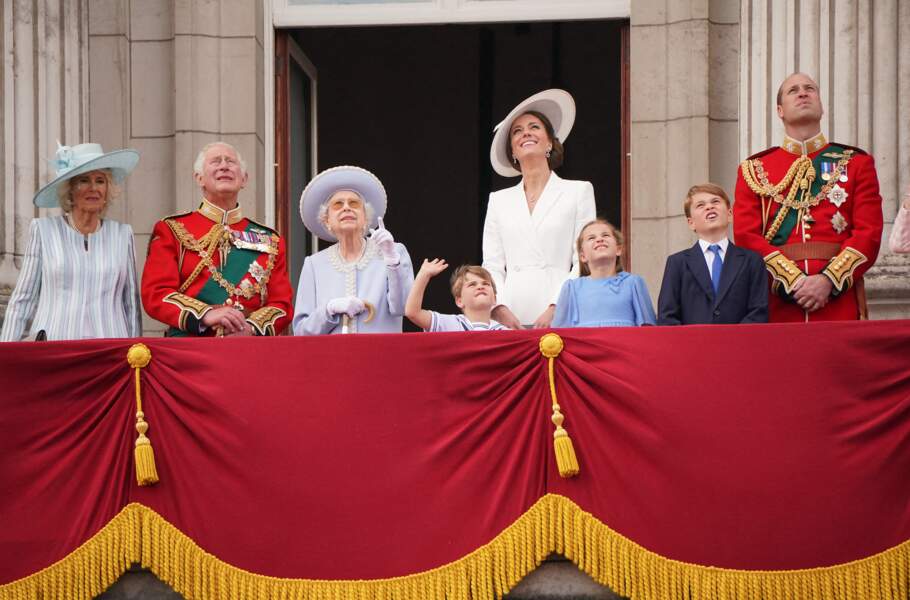 La reine Elizabeth II, le prince Charles, Kate Middleton, le prince William et les trois enfants regardent avec attention la parade de la Royal Air Force depuis le balcon de Buckingham, à Londres, Londres, le 2 juin 2022