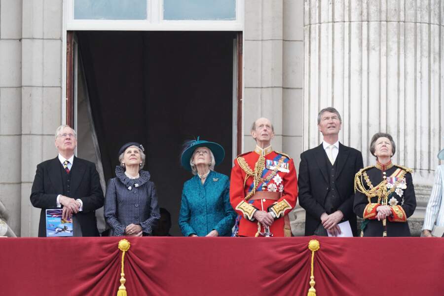 Le prince Richard, la princesse Alexandra de Kent, le prince Edward, Timothy Laurence et la princesse Anne sur le balcon de Buckingham pour assister à la parade militaire "Trooping the Colour" pour le jubilé de platine de la reine Elizabeth II à Londres, le 2 juin 2022