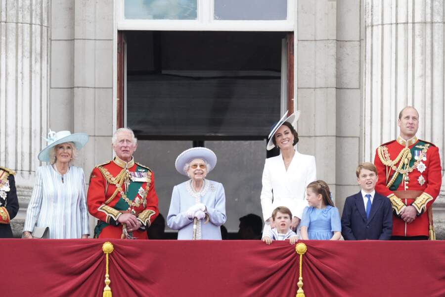 La reine Elizabeth II entourée sa famille pour lancer les festivités de son jubilé, le 2 juin 2022