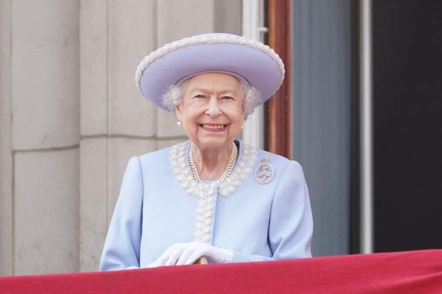 Souriante, la reine Elizabeth II fait son apparition sur le balcon de Buckingham lors de la parade militaire "Trooping the Colour" pour le jubilé de platine de la reine Elizabeth II à Londres, le 2 juin 2022