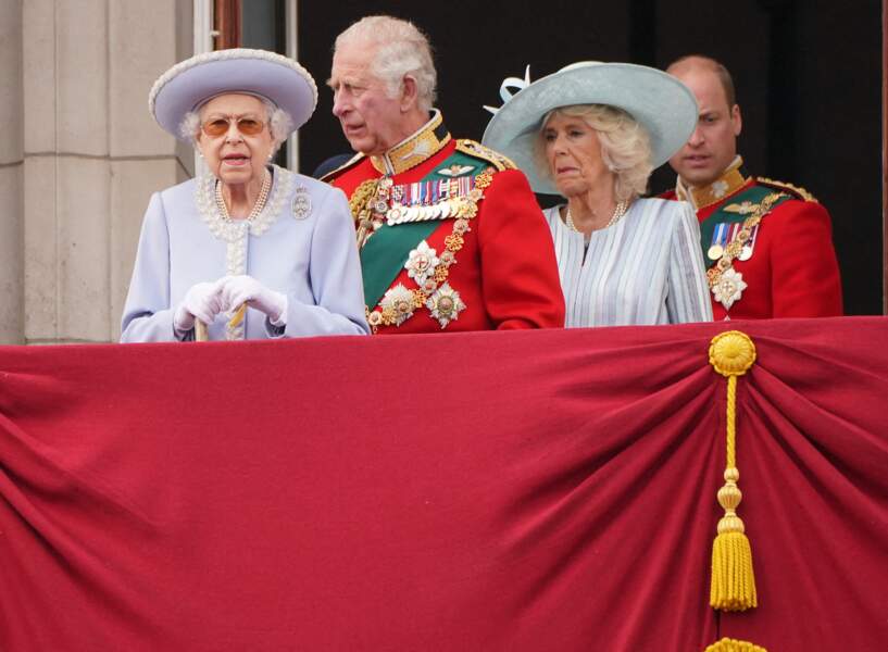 Le prince Charles, son épouse Camilla Parker Bowles et son fils William rejoignent la reine Elizabeth II sur le balcon de Buckingham pour assister à la parade militaire "Trooping the Colour" pour le jubilé de platine de la reine Elizabeth II à Londres, le 2 juin 2022