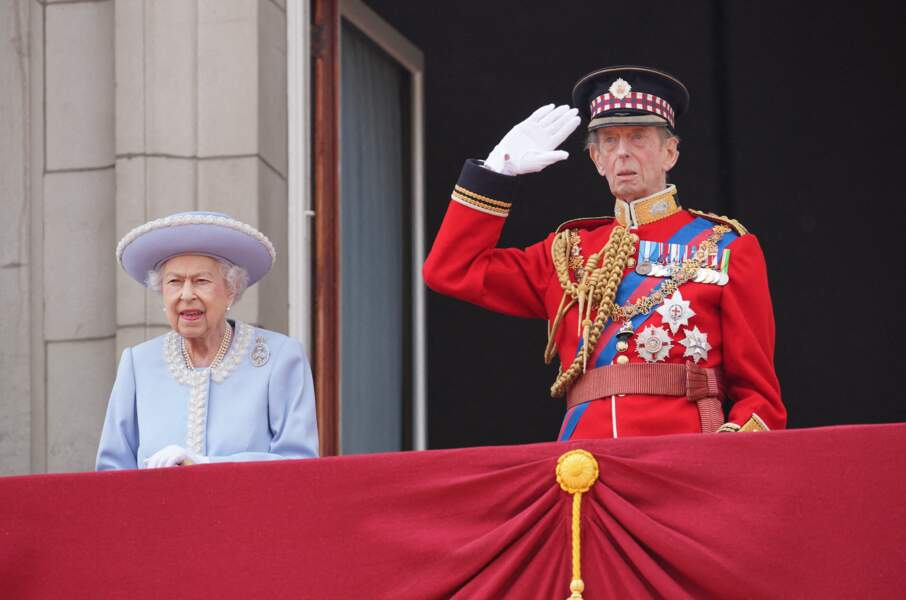 Le prince Edward salue la foule depuis le balcon de Buckingham lors de la parade militaire "Trooping the Colour" dans le cadre de la célébration du jubilé de platine de la reine Elizabeth II à Londres le 2 juin 2022.