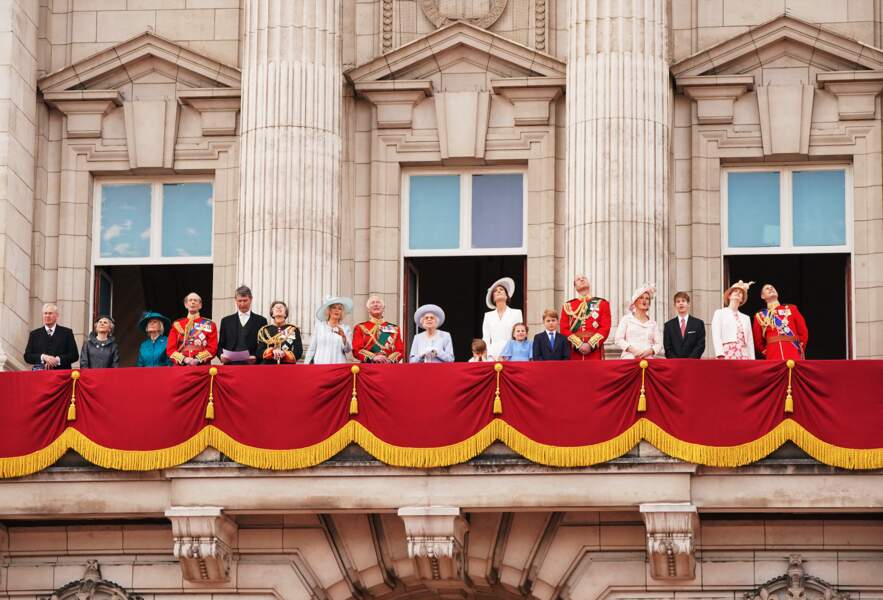 Tous les membres de la famille royale entourent la reine Elizabeth II lors de la parade militaire "Trooping the Colour" pour le jubilé de platine de la reine Elizabeth II à Londres, le 2 juin 2022 