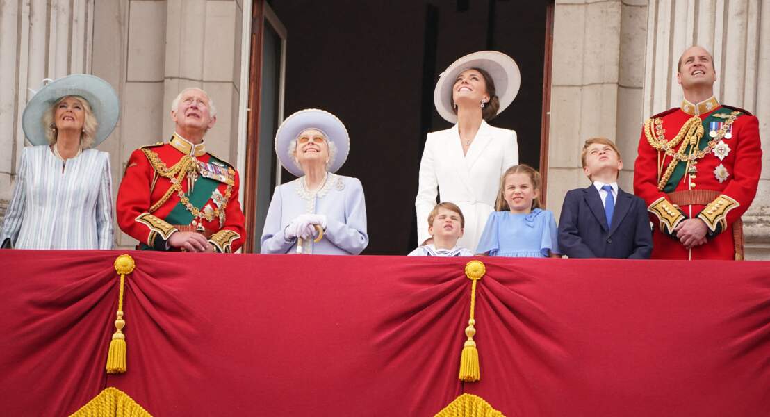 La reine Elizabeth II et les membres de la famille royale assistent à la parade de la Royal Air Force depuis le balcon de Buckingham, à Londres, Londres, le 2 juin 2022