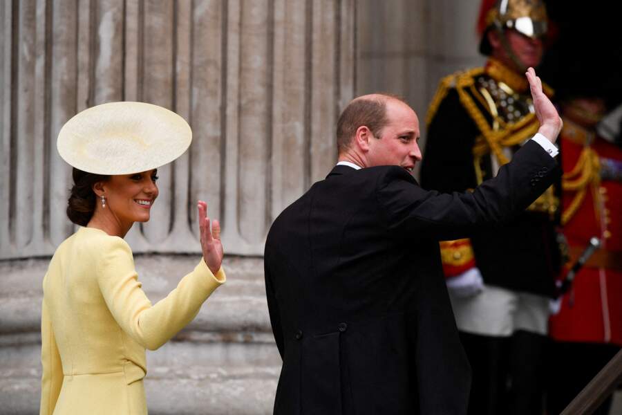 Le prince William et son épouse Kate Middleton acclamés par la foule lors de leur arrivée à la messe du jubilé, célébrée à la cathédrale Saint-Paul de Londres, le 3 juin 2022