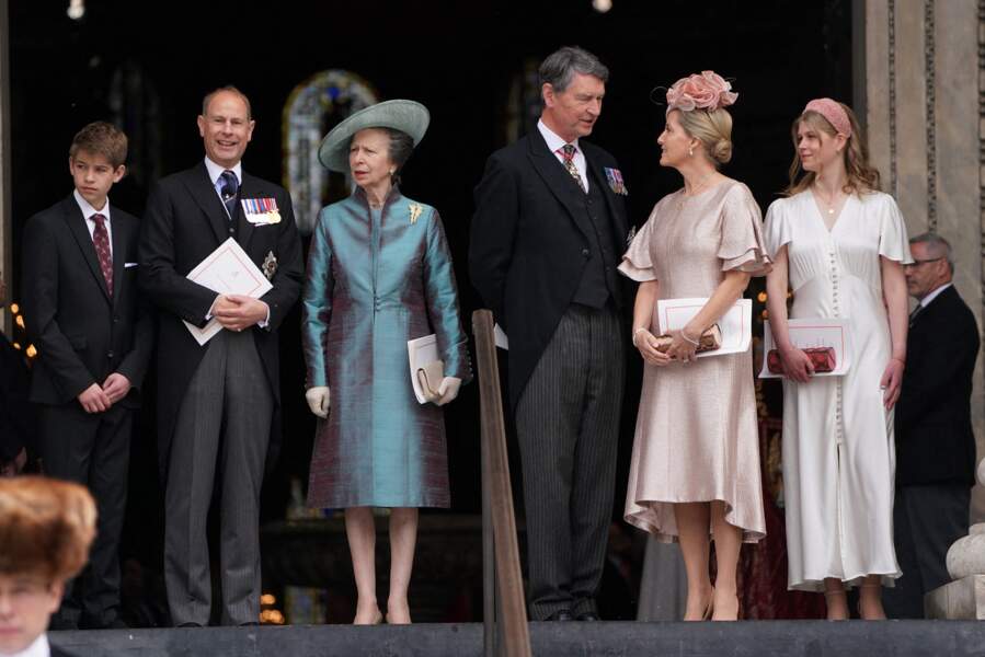 James Mountbatten-Windsor, le pricne Edward, la princesse Anne, Sir Tim Laurence, Sophie Rhys-Jones et Louise Mountbatten-Windsor quittent la cathédrale Saint-Paul de Londres à l'issue de la messe du jubilé, le 3 juin 2022