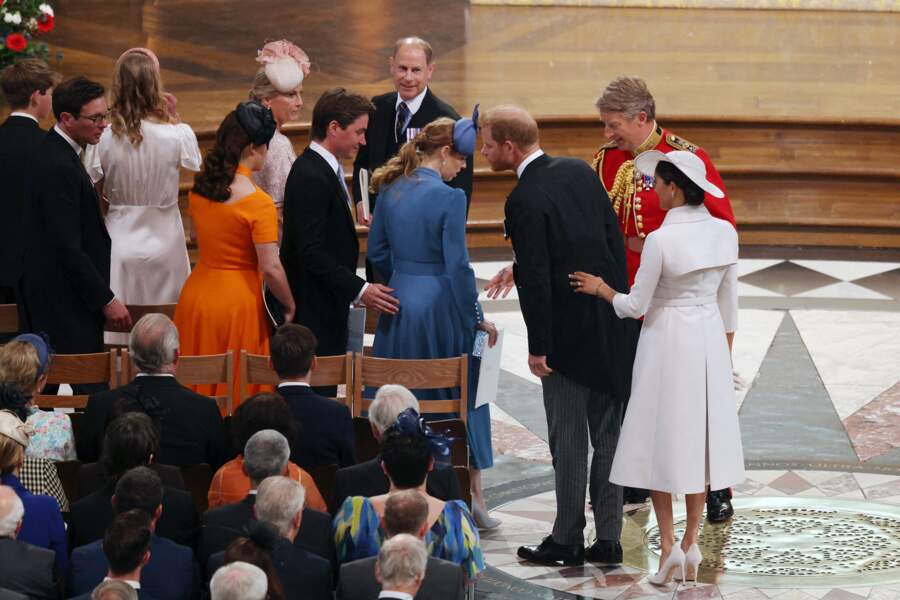 Le prince Harry salue sa cousine la princesse Beatrice d'York et son époux Edoardo Mapelli Mozzi peu de temps avant la messe du jubilé organisée à la cathédrale Saint-Paul de Londres, le 3 juin 2022