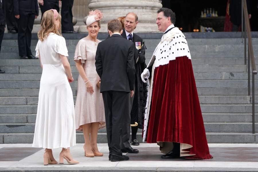 Le prince Edward, comte de Wessex, la comtesse Sophie de Wessex, Lady Louise Windsor et James Windsor saluent l'archevêque  avant d'entrer dans la cathédrale Saint-Paul de Londres, le 3 juin 2022