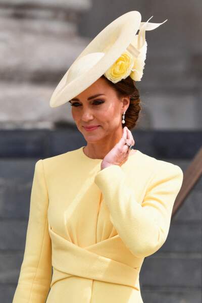 Kate Middleton porte un imposant  chapeau signé Philip Treacy lors de la messe du jubilé organisée à la cathédrale Saint-Paul de Londres, le 3 juin 2022