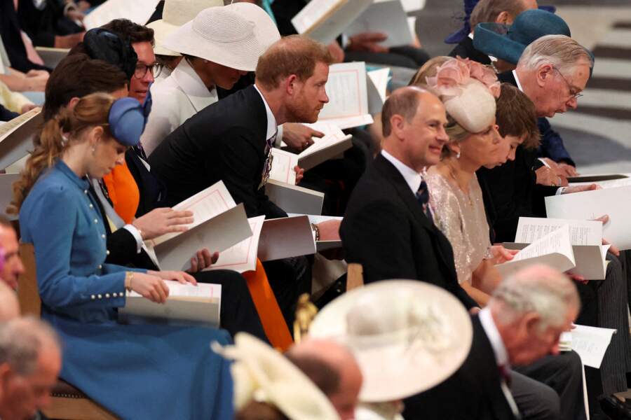 Le prince Harry assiste à la messe du jubilé au côté de son épouse Meghan Markle et de ses cousines les princesses Eugenie et Beatrice d'York, à la cathédrale Saint-Paul de Londres, le 3 juin 2022