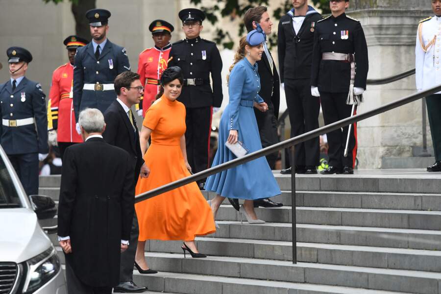 Les princesses Beatrice et Eugenie d'York font sensation dans des robes ultra-colorées pour assister à la messe du jubilé organisé à la cathédrale Saint-Paul de Londres, le 3 juin 2022
