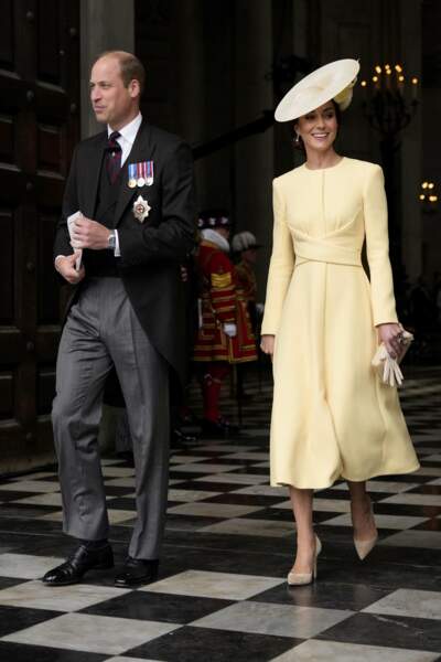 Kate Middleton vole la vedette à son époux le prince William dans une sublime robe-manteau jaune pastel lors de sa sortie de la cathédrale Saint-Paul de Londres, le 3 juin 2022