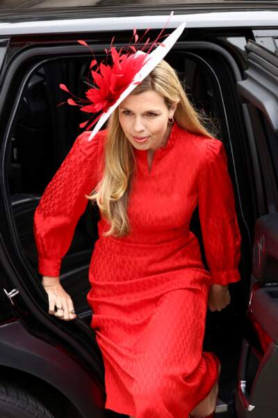Dans un total look rouge flamboyant, Carrie la femme du Premier ministre Boris Johnson fait une apparition très remarqué à la cathédrale Saint-Paul de Londres, le 3 juin 2022.