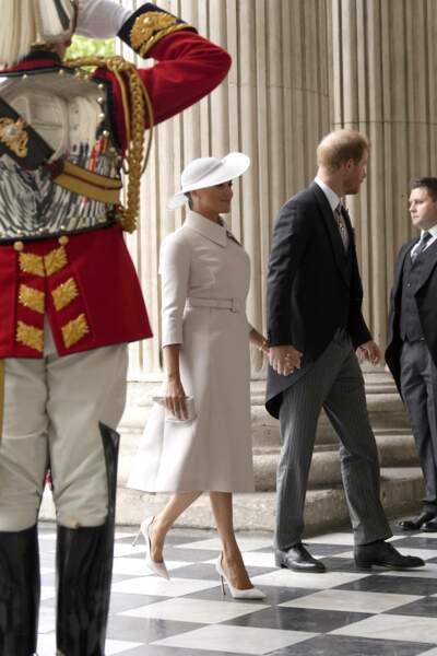 Le duc et la duchesse de Sussex salués par un garde britannique lors de leur entrée dans la cathédrale Saint-Paul de Londres, le 3 juin 2022