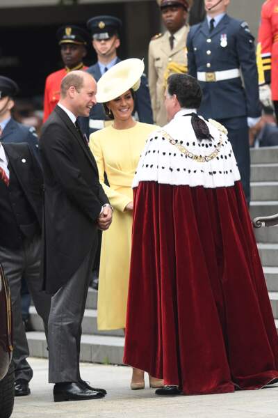Le prince William et son épouse Kate Middleton prennent le temps de saluer l'archevêque avant d'entrer dans la cathédrale Saint-Paul de Londres, le 3 juin 2022