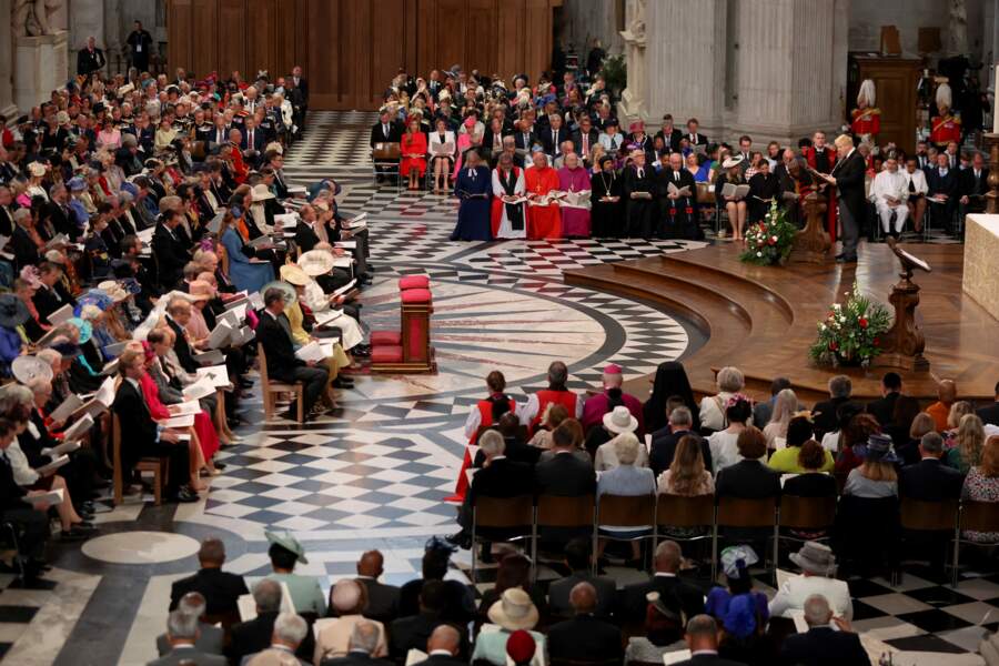 Tandis que Kate Middleton et William sont installés au premier rang, Meghan Markle et Harry sont reclus quelques sièges plus loin lors de la messe du jubilé, le 3 juin 2022.