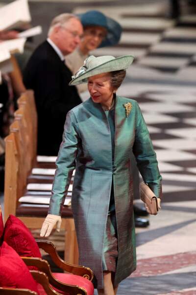 La princesse Anne très élégante dans un ensemble satiné vert prend place dans la cathédrale Saint-Paul de Londres pour assister à la messe du jubilé, le 3 juin 2022.