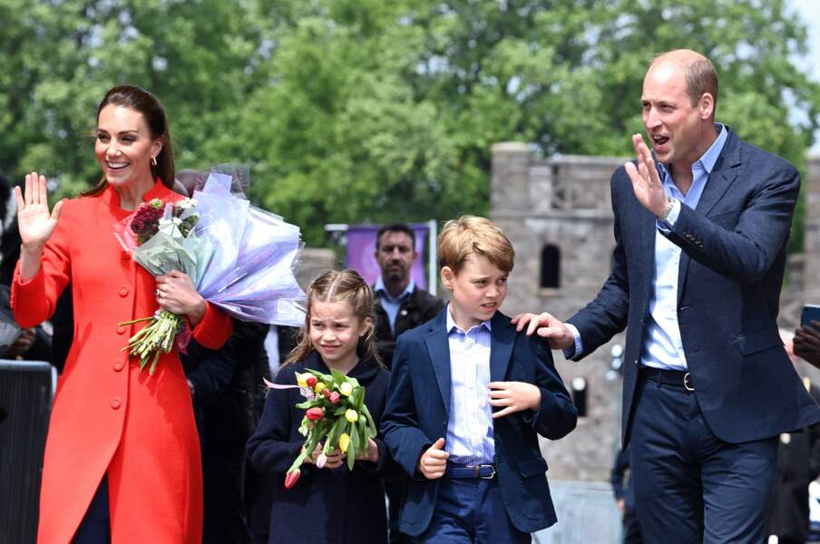 La duchesse est apparue dans un long manteau droit cintré avec une doublure bleu assortie à ses escarpins à Cardiff, ce 4 juin