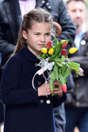 La princesse Charlotte adorable avec un bouquet à Cardiff, ce 4 juin