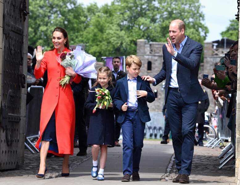 Quant au prince George, il est vêtu de la même manière que son père le prince William : costume bleu marine avec une chemise bleu clair, ce 4 juin à Cardiff