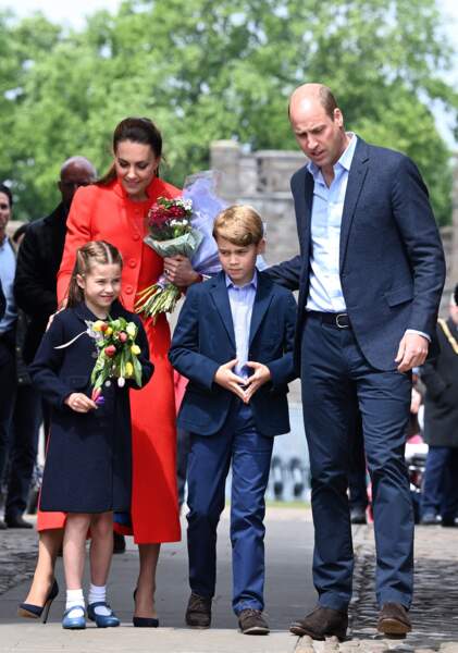 Après un look jaune portait la veille, Kate Middleton a encore une fois misé sur de la couleur avec une silhouette rouge à Cardiff, ce 4 juin