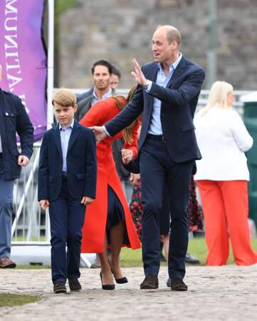 Le prince William salue la foule à son arrivée à Cardiff, le 4 juin