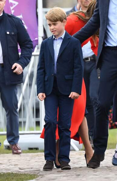 Le prince George vêtu d'un costume avec une chemise rayée, comme son père, ce 4 juin