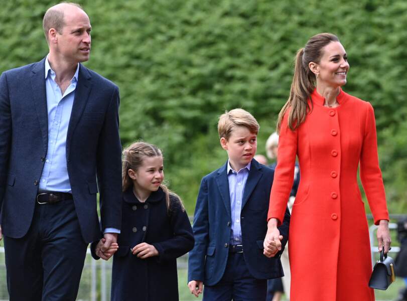 Kate Middleton craque pour un petit sac noir DeMellier lors de sa visite à Cardiff, ce 4 juin 2022. 