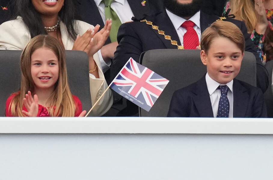 La princesse Charlotte et le prince George absorbés par la Platinum Party organisée au palais de Buckingham, le 4 juin 2022
