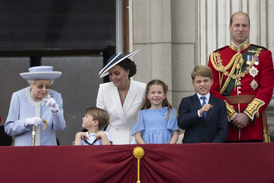 Moment de complicité entre Elizabeth II et son arrière-petit-fils Louis sur le balcon de Buckingham au cours de la parade militaire "Trooping the Colour" pour le jubilé de platine de la reine à Londres, le 2 juin 2022