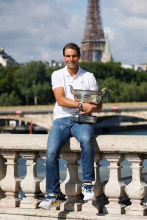 Rafael Nadal heureux de célébrer sa victoire de Roland-Garros, pose sur le pont Alexandre III à Paris le 6 juin 2022.