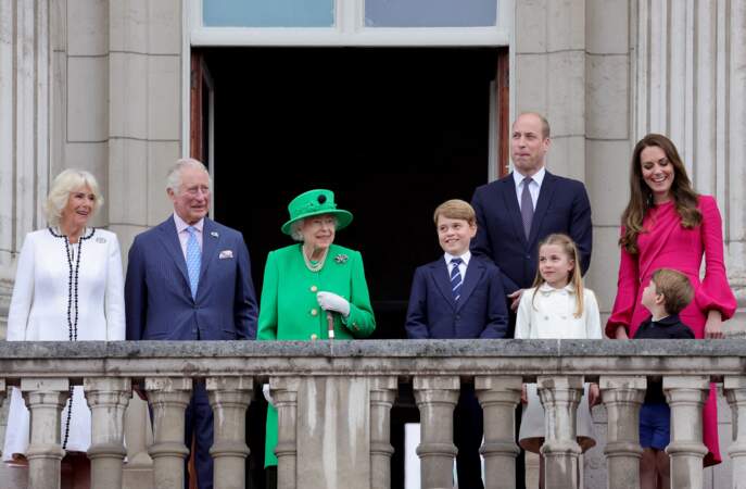 Camilla Parker Bowles, le prince Charles, la reine Elizabeth II, le prince William, Kate Middleton et leurs enfants George, Charlotte et Louis réunis au balcon du palais de Buckingham, à l'occasion du jubilé de la reine ce 5 juin 2022