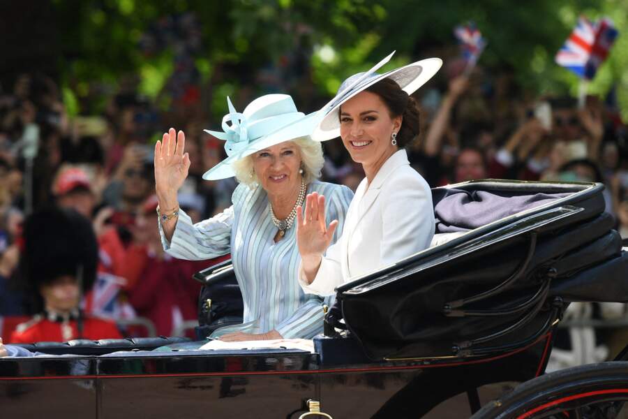 Kate Middleton et Camilla Parker Bowles arrivent ensemble àla parade "Trooping the Colour" pour le jubilé de platine d'Elizabeth II à Londres, le 2 juin 2022