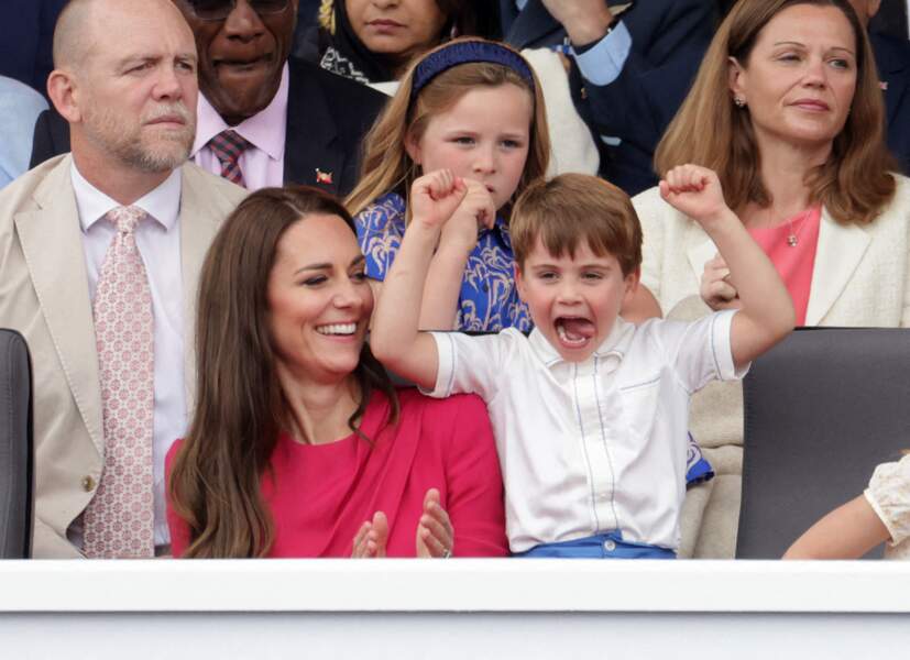Le prince Louis de Cambridge fait part de sa joie en tirant la langue. Le voici aux côtés de sa mère Kate Middleton à l'occasion du jubilé de la reine d'Angleterre, le 5 juin 2022.