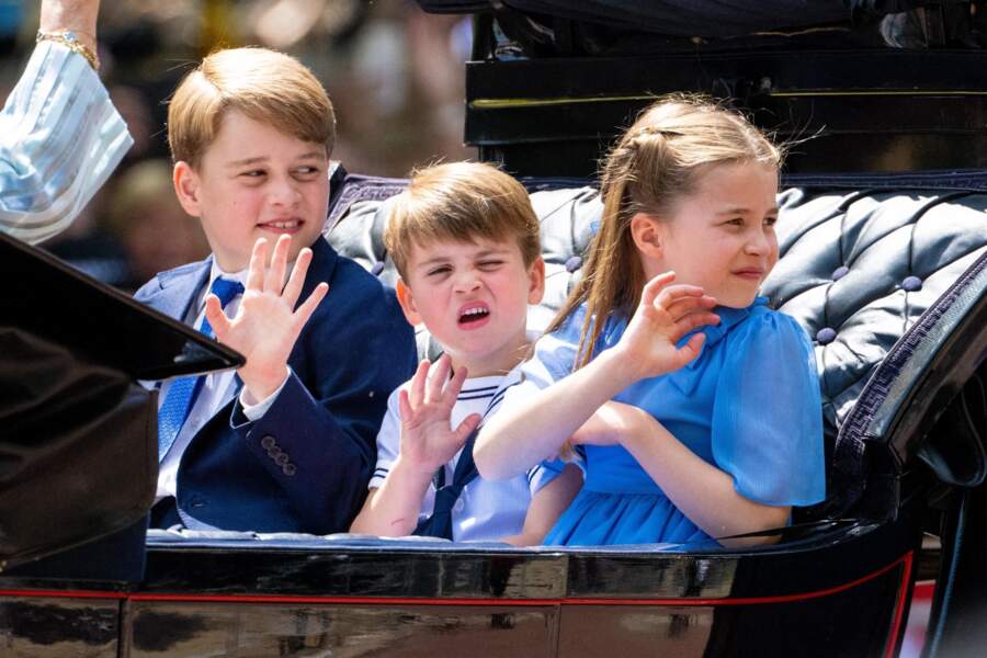 Les princes George et Louis et la princesse Charlotte arrivent à cheval à la parade militaire "Trooping the Colour" pour le jubilé de platine d'Elizabeth II à Londres, le 2 juin 2022