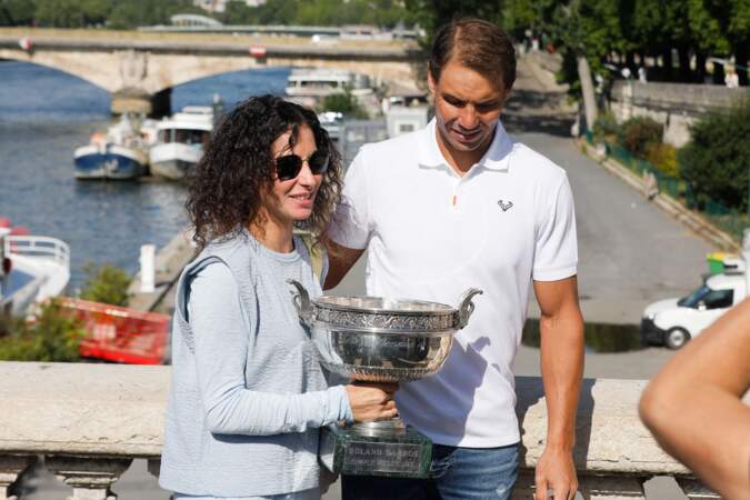 Rafael Nadal accompagné de sa femme Xisca Perollo pour célébrer la victoire de son 14e Roland-Garros, le 6 juin 2022. 