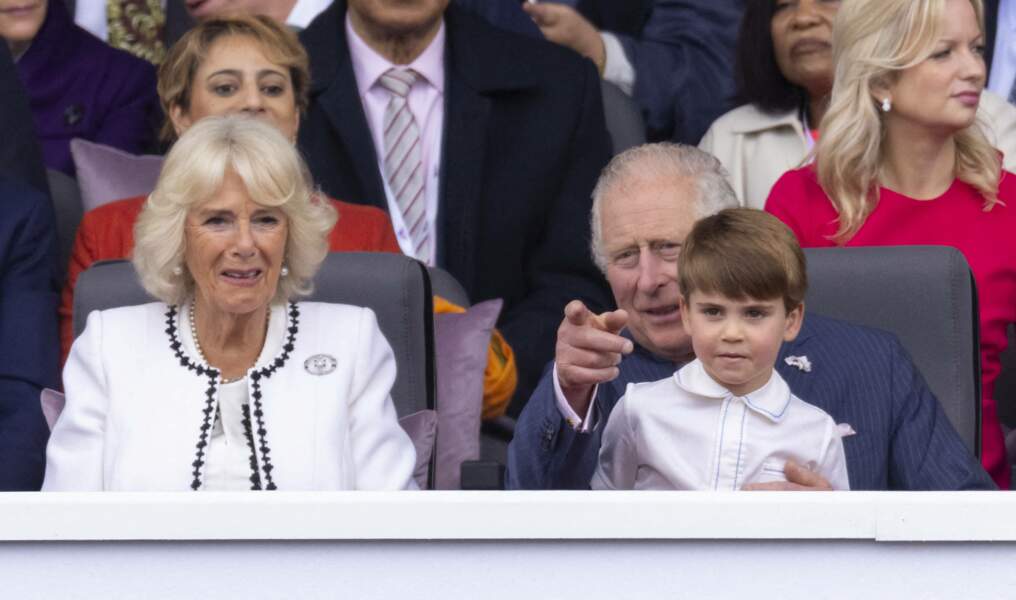 Le prince Charles avec le prince Louis sur ses genoux et sa femme Camilla Parker Bowles a ses côtés à Buckingham Palace à Londres, ce 5 juin 2022