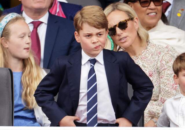 Intrigué, le prince George s'est levé pour regarder la grande parade de clôture des festivités du jubilé de la reine à Londres ce 5 juin 2022.