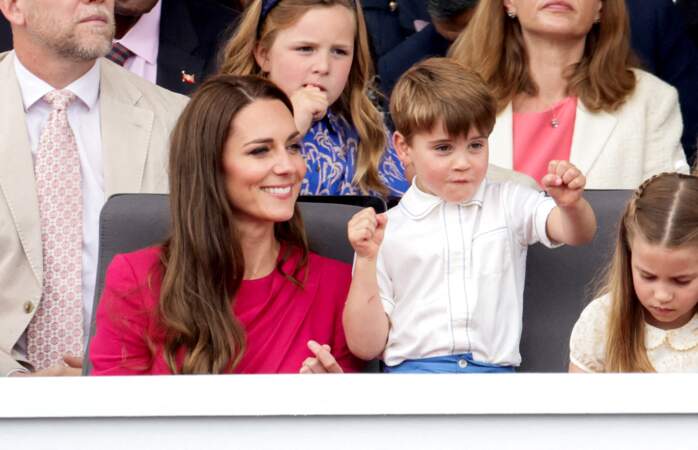 Kate Middleton et son plus jeune fils Louis de Cambridge lors de la parade devant le palais de Buckingham, à l'occasion du jubilé de la reine d'Angleterre. Le 5 juin 2022.
