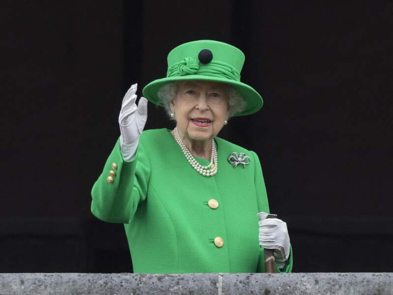 Elizabeth II a opté pour un ensemble vert vif afin de saluer depuis le balcon de Buckingham ses sujets venus l'acclamer pour son jubilé de platine. À Londres, ce 5 juin. 