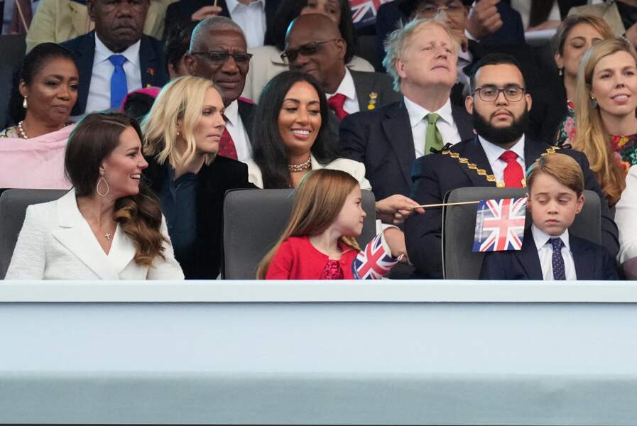 Zara Tindall, la fille de la princesse Anne, a chatouillé l’oreille du petit George avec son Union Flag, lors de la Platinum Party à Londres, samedi 4 juin 2022