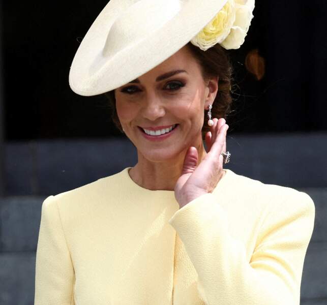 Kate Middleton rayonnante dans sa robe jaune Emilia Wickstead et son chapeau assorti, lors de la messe célébrée à la cathédrale Saint-Paul de Londres, ce 3 juin 2022.