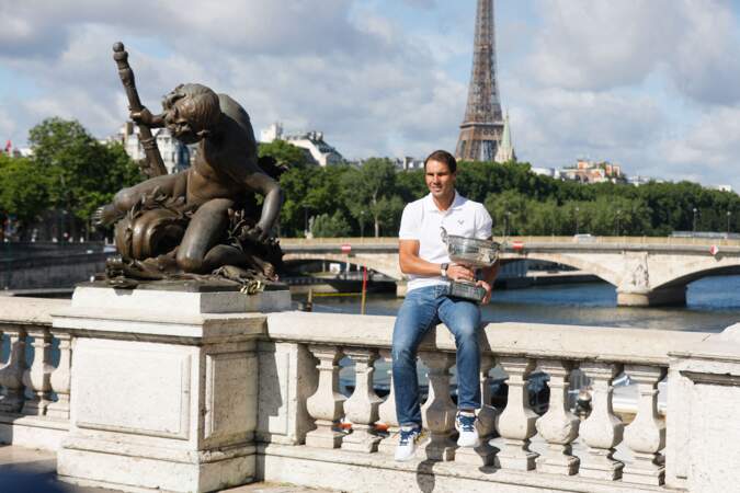 Rafael Nadal tient dans ses bras la coupe des Mousquetaires à Paris le 6 juin 2022, après sa victoire de Roland-Garros. 
